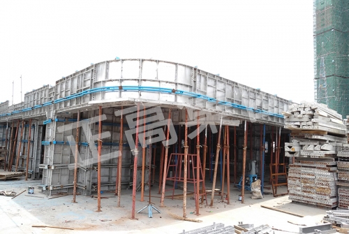 男男在宿舍撅着屁股被调教铝模安装