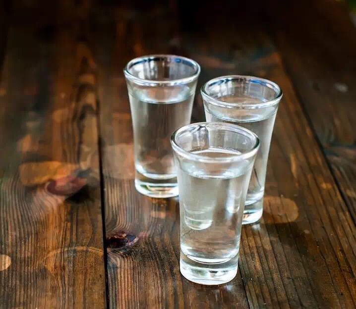 男男在宿舍撅着屁股被调教