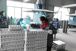 男男在宿舍撅着屁股被调教