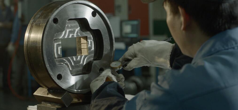 男男在宿舍撅着屁股被调教