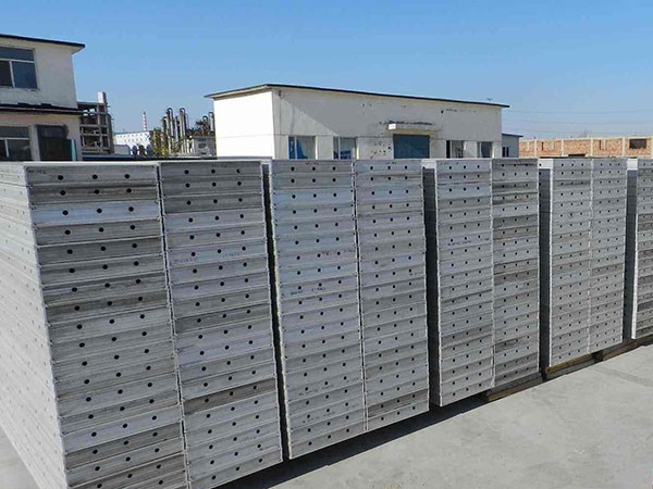 男男在宿舍撅着屁股被调教