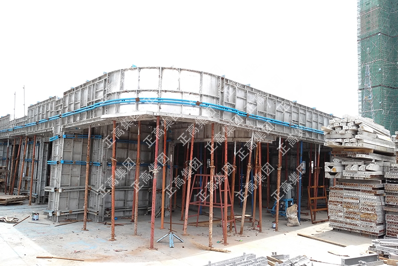 男男在宿舍撅着屁股被调教